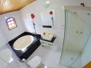 Comfort-Suite | Badezimmer | Dusche, Haartrockner, Handtücher