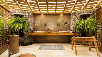 Lodge | Bathroom