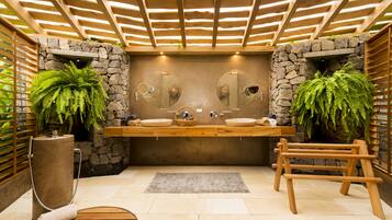 Lodge | Bathroom | Combined shower/bathtub, hair dryer, towels