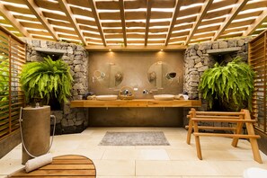 Lodge | Bathroom | Combined shower/tub, hair dryer, towels - Origins Lodge (Bijagua)