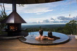 Outdoor spa tub - Origins Lodge (Bijagua)
