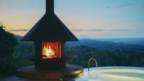 Lareira a lenha com vista para a paisagem.
