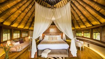 Ropa de cama de alta calidad y caja de seguridad en la habitación