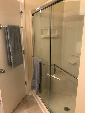 Ensemble baignoire-douche, séchoir à cheveux, serviettes fournies, savon