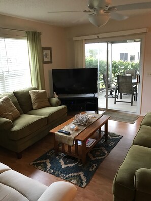 Una Smart TV, libros, un reproductor estéreo