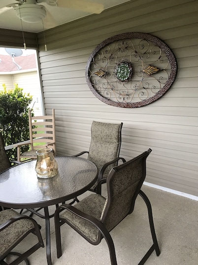 ¡El otoño es hermoso en The Villages!  Bonita casa de 2 dormitorios y 2 baños con carrito de golf. 