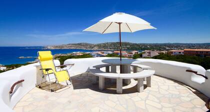 Romanttinen vanha keskiaikainen torni Sardinian rannikolla