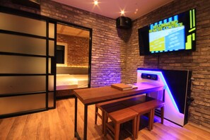 开间套房 | 起居区 | 55-英寸纯平电视（配备数码频道）、电视、游戏机