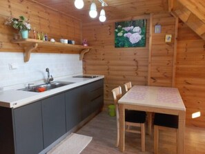 Standard-Zweibettzimmer | Wohnbereich | Flachbildfernseher