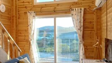 Deluxe Twin Room | Blackout drapes, free WiFi