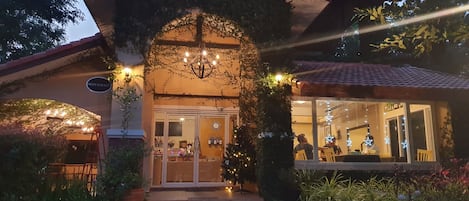 Se sirven desayunos y cocina local e internacional