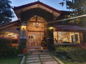 Local and international cuisine - Palazzo Pavone Gallery & Resort (Pak Chong)