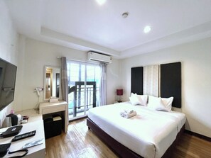 Deluxe King | セーフティボックス (室内)、客室ごとに異なる装飾、デスク、遮光カーテン