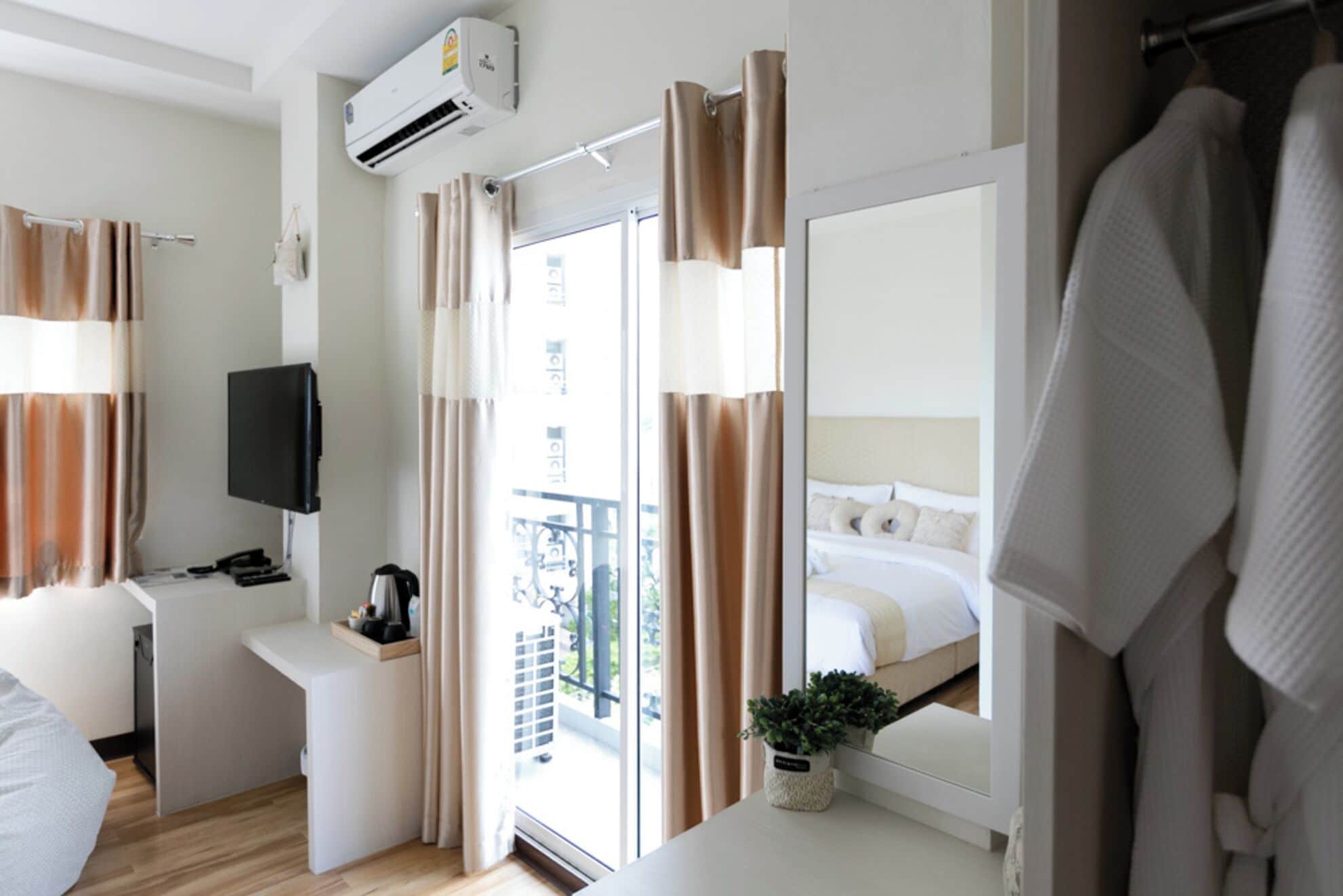 Superior King with Balcony | 客房内保险箱、特色装修、办公桌、遮光窗帘