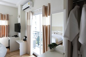 Superior King with Balcony | セーフティボックス (室内)、客室ごとに異なる装飾、デスク、遮光カーテン