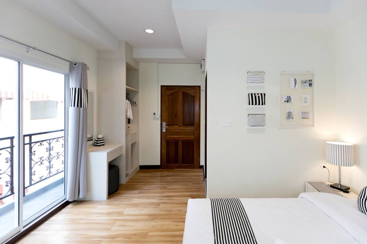 Superior King with Balcony | มินิบาร์, ตู้นิรภัยในห้องพัก, Wi-Fi ฟรี, ผ้าปูที่นอน