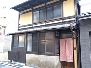 숙박 시설 입구