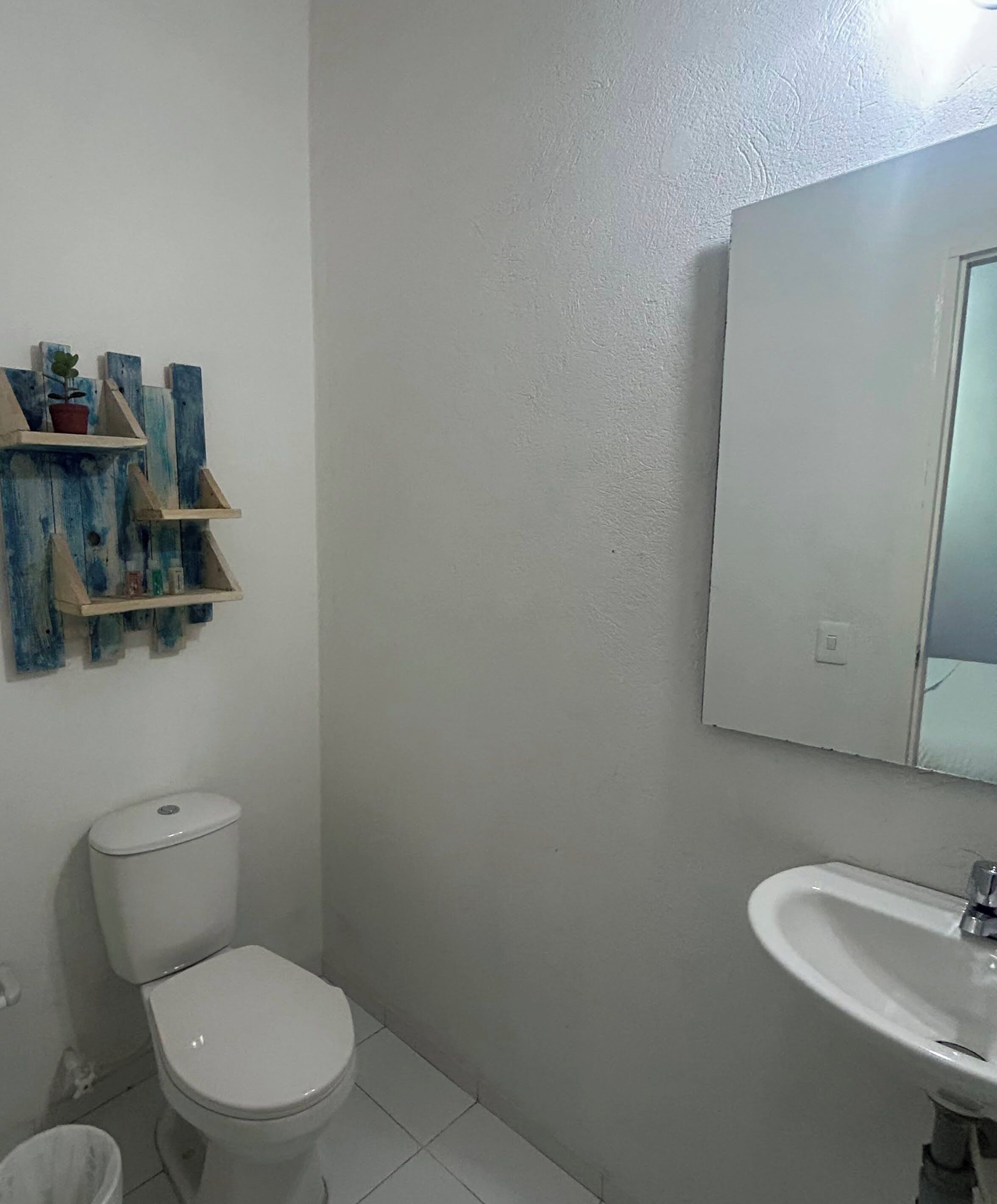 Ducha, artículos de higiene personal gratuitos y secador de pelo