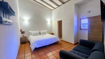 Business Suite | Premium bedding, in-room safe, individually decorated