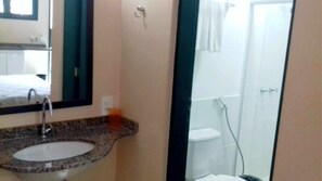 Superior Duplex, 1 Bedroom | Bathroom sink - Recanto Zen Paraty (Paraty)