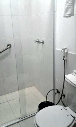 Dúplex superior, 1 habitación | Baño | Regadera y toallas 