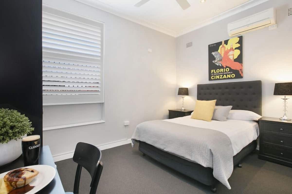 Doppia Standard, 1 letto matrimoniale, bagno in camera, vista città (T3) | Una scrivania, ferro/asse da stiro, Wi-Fi gratuito, lenzuola