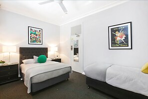 Dobbelt- eller tomannsrom – standard, 1 soverom, eget bad, byutsikt (T1) | Skrivebord, strykejern/-brett, wi-fi (inkludert) og sengetøy