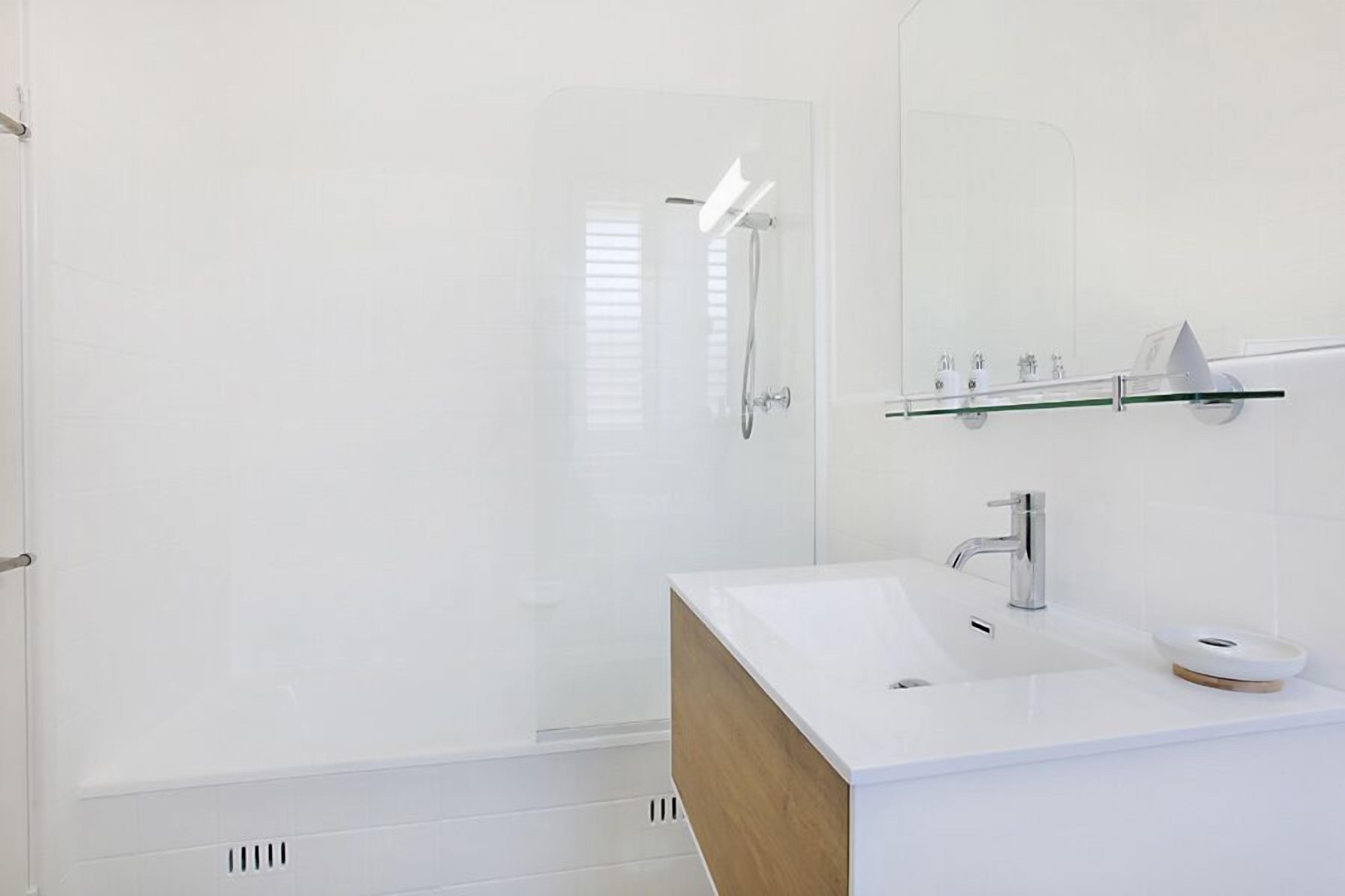 Standard Double or Twin Room, Ensuite, City View (T15) | Bathroom | Free toiletries, hair dryer, towels