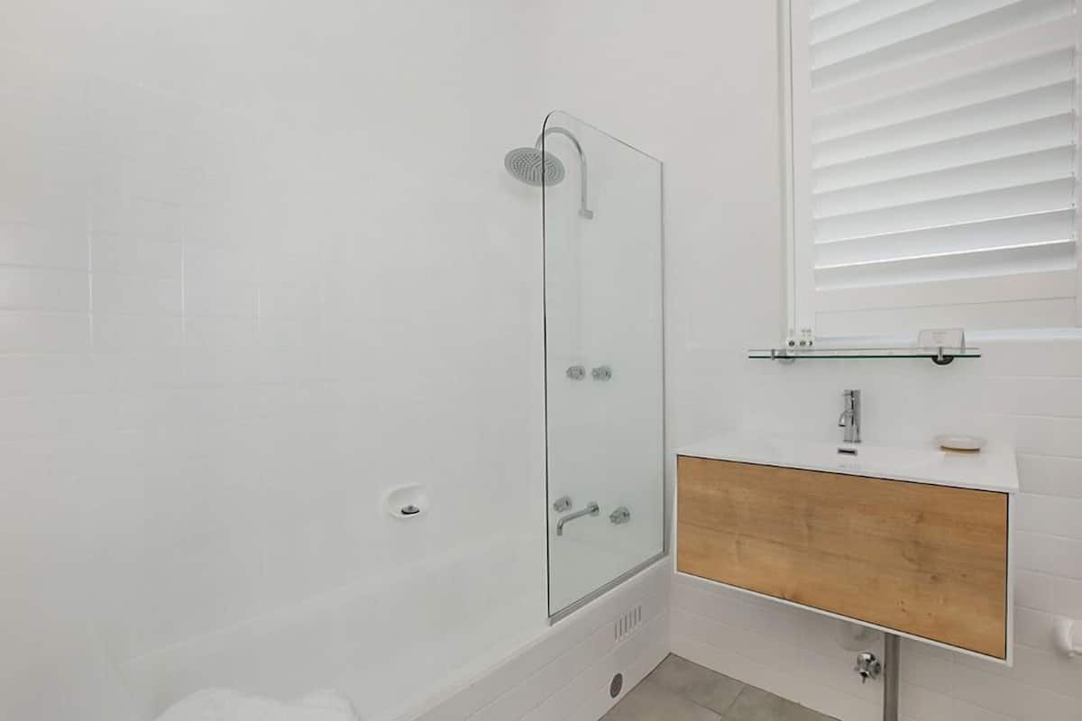 Camera Standard con letto matrimoniale o 2 letti singoli, 1 camera da letto, bagno in camera | Bagno | Set di cortesia gratuito, asciugacapelli, asciugamani