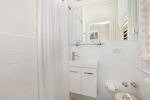 Standard Double Room, 1 Double Bed | Bathroom | Free toiletries, hair dryer, towels