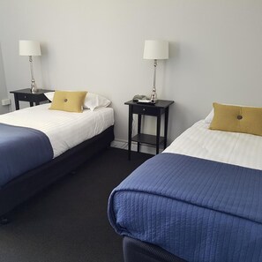 Skrivebord, strykejern/-brett, wi-fi (inkludert) og sengetøy