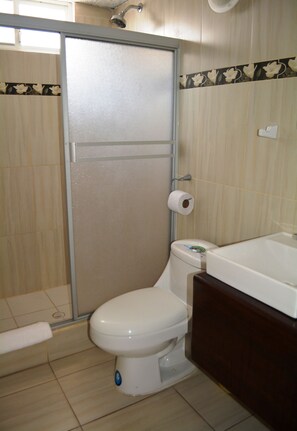 Kamar Double Standar, 1 kamar tidur, lantai dasar | Kamar mandi | Shower, perlengkapan mandi gratis,  dan handuk