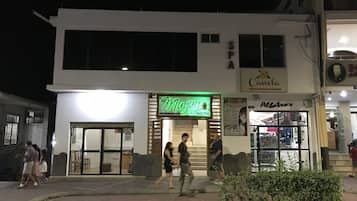 Bagian depan properti - sore/malam