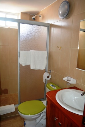 Habitación estándar, 1 habitación, torre | Baño | Regadera, amenidades de baño gratuitas, toallas 