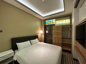 Premium bedding, in-room safe, desk, iron/ironing board - Aqueen Heritage Hotel Little India (Singapore)