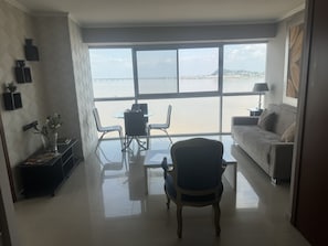 Superior-Suite, 1 Schlafzimmer | Wohnbereich | 40-Zoll-Flachbildfernseher mit Kabelempfang, Fernseher, Netflix