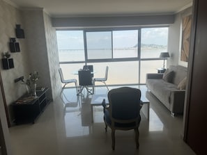 Suite superior, 1 habitación | Zona de estar | Televisión de pantalla plana de 40 pulgadas con canales por cable