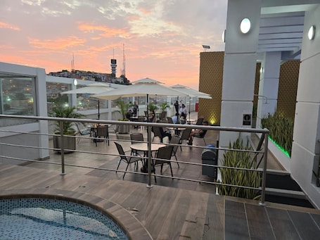 Terraza en la azotea. River View suites Puerto Santa Ana gye