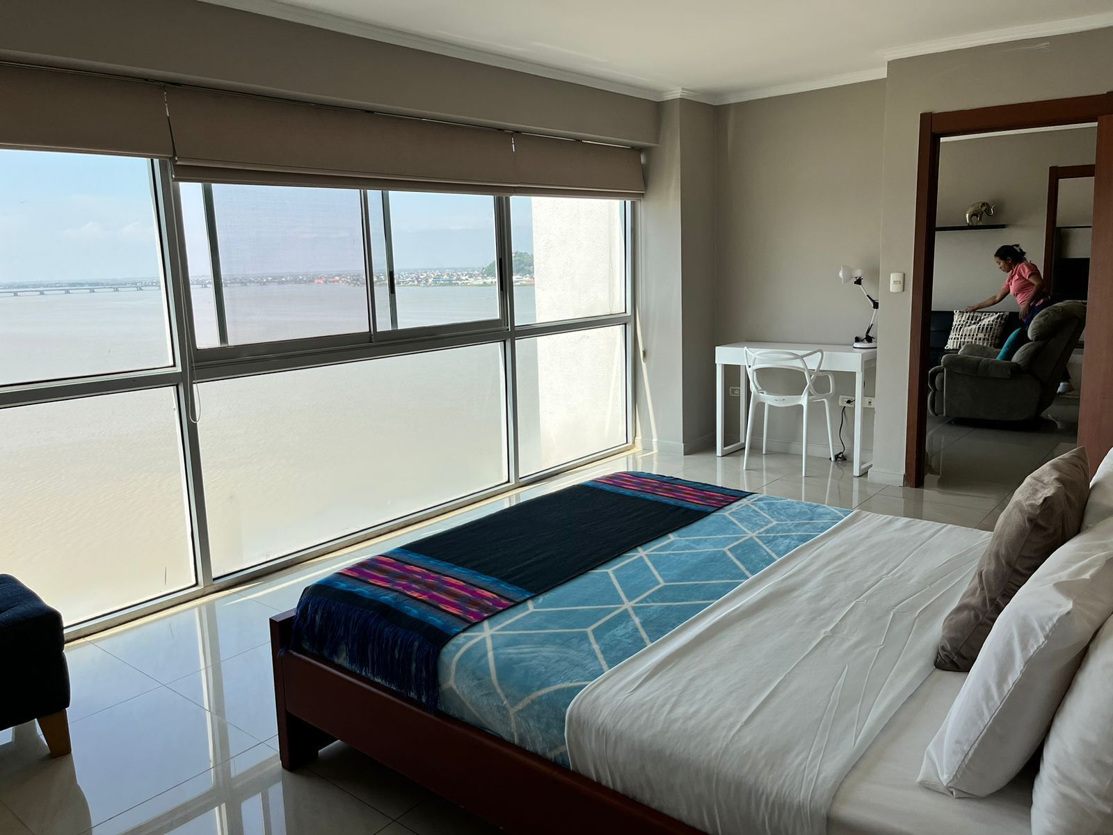 Familieleilighet, 2 soverom, 2 bad, elveutsikt | Minibar, individuelt dekorert, individuelt innredet og barnesenger