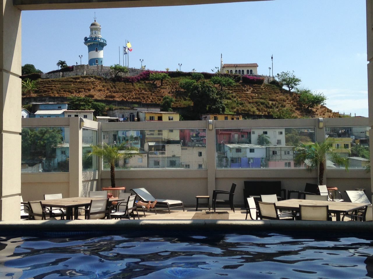 Una piscina al aire libre