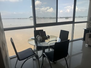 Superior-Suite, 1 Schlafzimmer | Wohnbereich | 40-Zoll-Flachbildfernseher mit Kabelempfang, Fernseher, Netflix