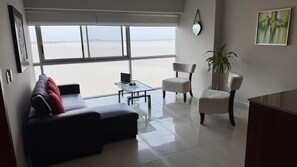 Superior suite, 1 slaapkamer | Woonruimte | Een 40-inch flatscreentelevisie met kabelzenders, televisie en Netflix