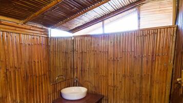 Bungalow | Bathroom | Shower, free toiletries, towels