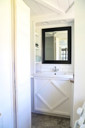 Regadera, secadora de cabello, toallas, jabón 