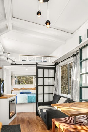 1 habitación, tabla de planchar con plancha y cuna de viaje 