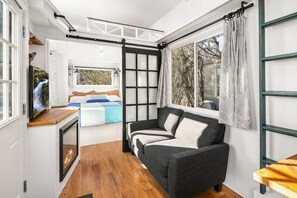 1 habitación, tabla de planchar con plancha y cuna de viaje 