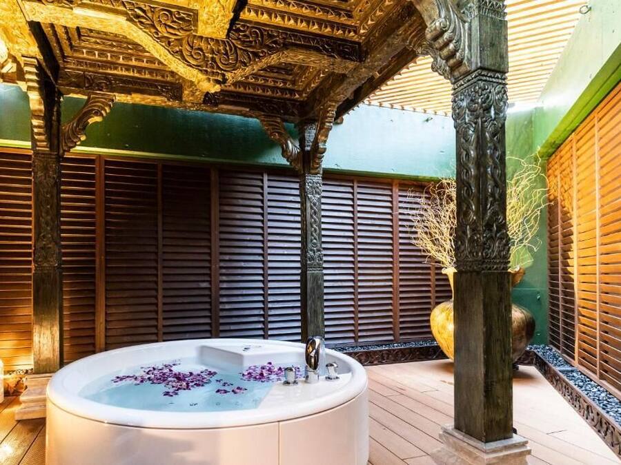 Banyera i dutxa independents i articles de tocador gratuïts