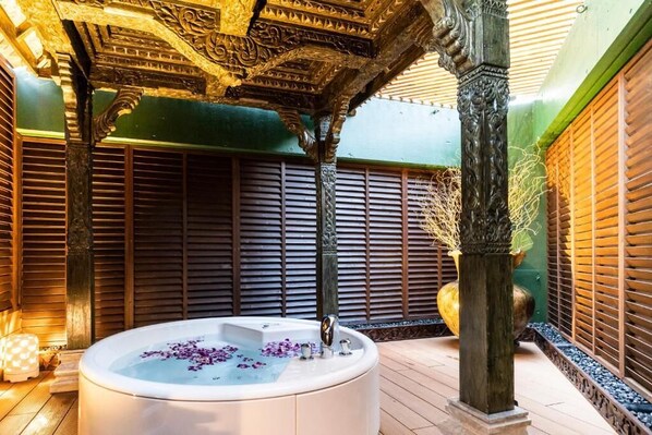 อ่างอาบน้ำและฝักบัวแยกจากกัน, ของใช้ในห้องน้ำฟรี, ไดร์เป่าผม