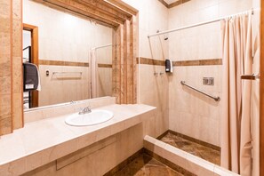 Shower, towels - Socialtel Cuenca (Cuenca)