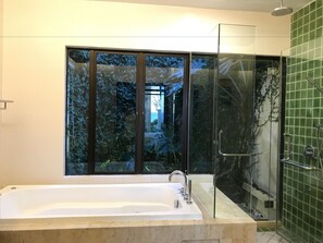 Villa, 2 Schlafzimmer, eigener Pool, Meerblick | Badezimmer | Dusche, kostenlose Toilettenartikel, Haartrockner, Hausschuhe